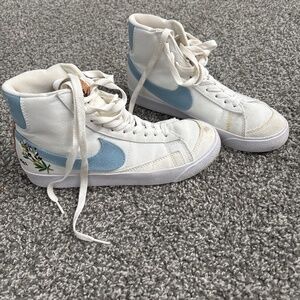 White nike blazers with blue logo